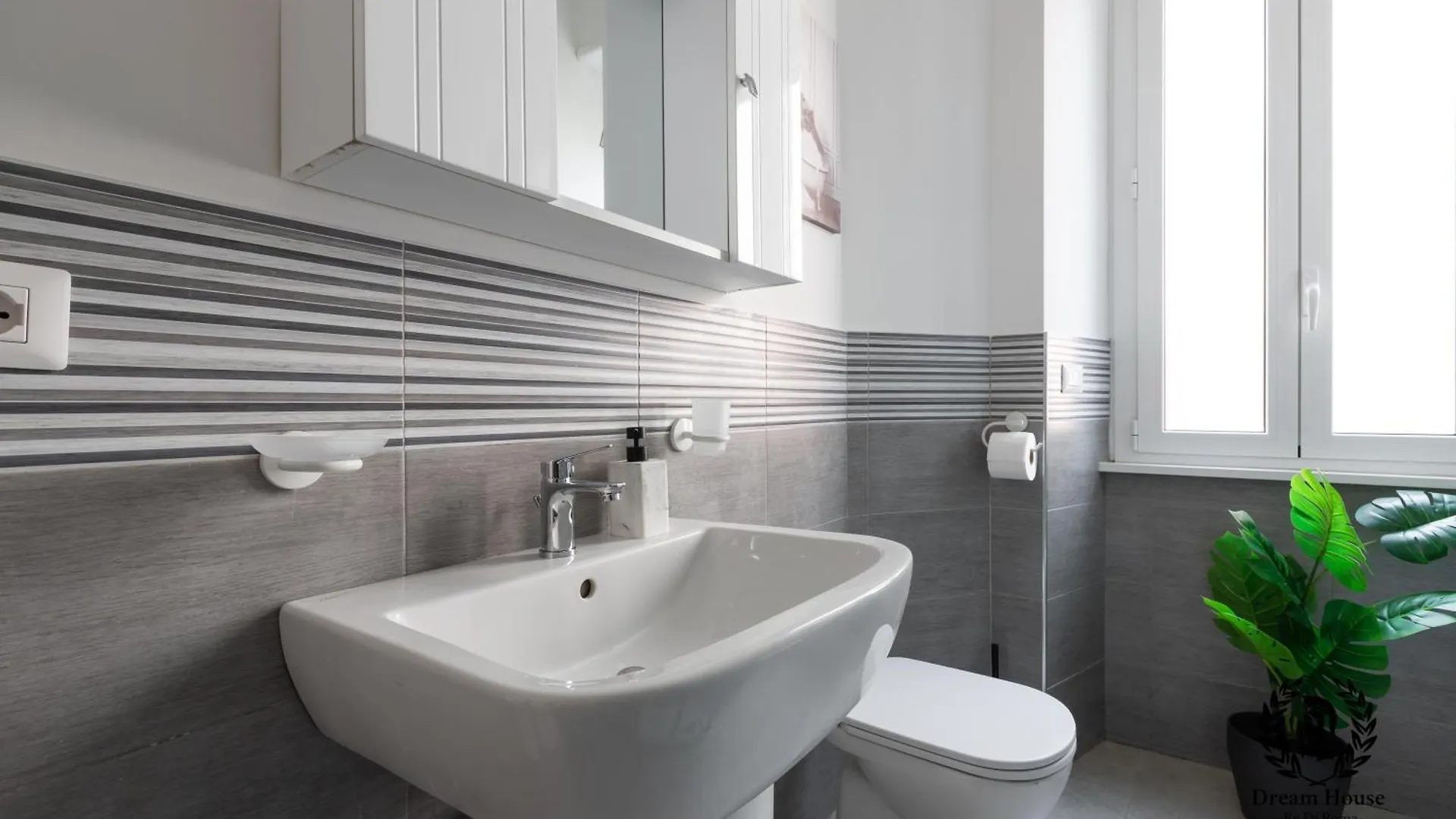 Dream House Re Di Roma - 50Mt To Metro Station, Central Position, 4Pax, 2Bdr 0*, Rome Italy