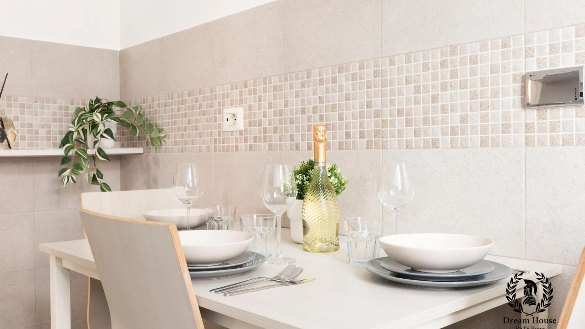 Apartment Dream House Re Di Roma - 50Mt To Metro Station, Central Position, 4Pax, 2Bdr